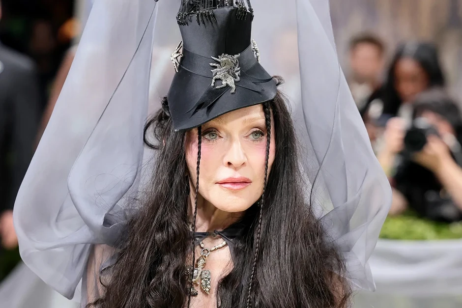 Cả Met Gala phải dạt ra vì "chị đại" này: Mang 7 mỹ nữ đi quét sạch thảm xanh, đến dàn sao ưa chặt chém nhất cũng không đọ lại