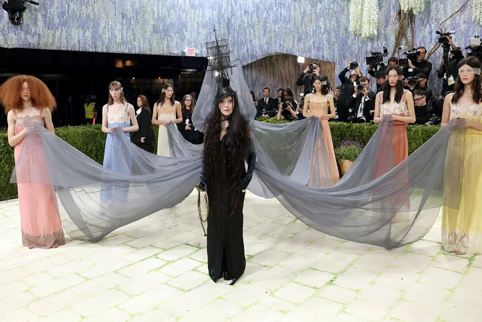 Cả Met Gala phải dạt ra vì "chị đại" này: Mang 7 mỹ nữ đi quét sạch thảm xanh, đến dàn sao ưa chặt chém nhất cũng không đọ lại