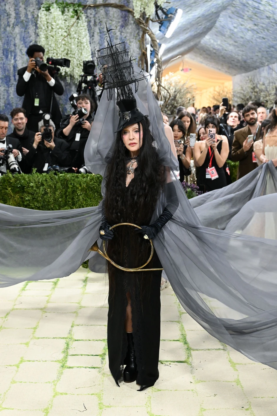 Cả Met Gala phải dạt ra vì "chị đại" này: Mang 7 mỹ nữ đi quét sạch thảm xanh, đến dàn sao ưa chặt chém nhất cũng không đọ lại