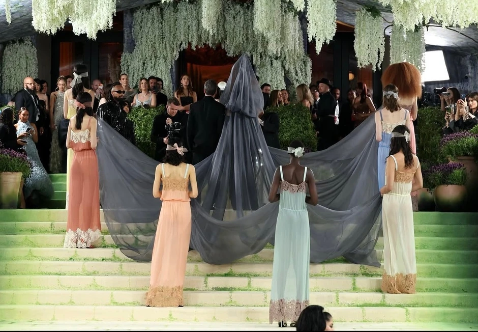 Cả Met Gala phải dạt ra vì "chị đại" này: Mang 7 mỹ nữ đi quét sạch thảm xanh, đến dàn sao ưa chặt chém nhất cũng không đọ lại