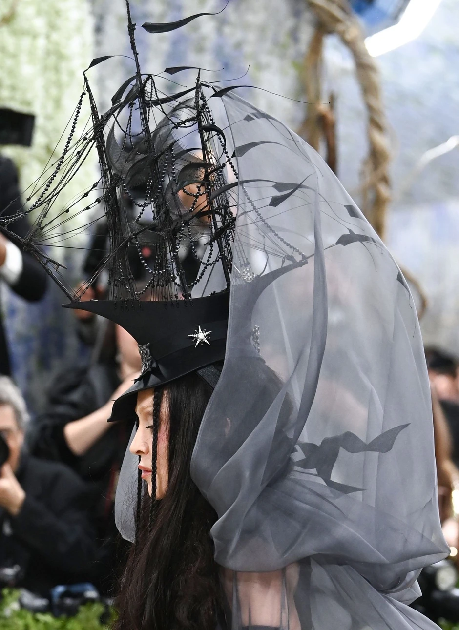 Cả Met Gala phải dạt ra vì "chị đại" này: Mang 7 mỹ nữ đi quét sạch thảm xanh, đến dàn sao ưa chặt chém nhất cũng không đọ lại