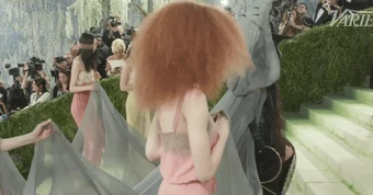 Cả Met Gala phải dạt ra vì "chị đại" này: Mang 7 mỹ nữ đi quét sạch thảm xanh, đến dàn sao ưa chặt chém nhất cũng không đọ lại