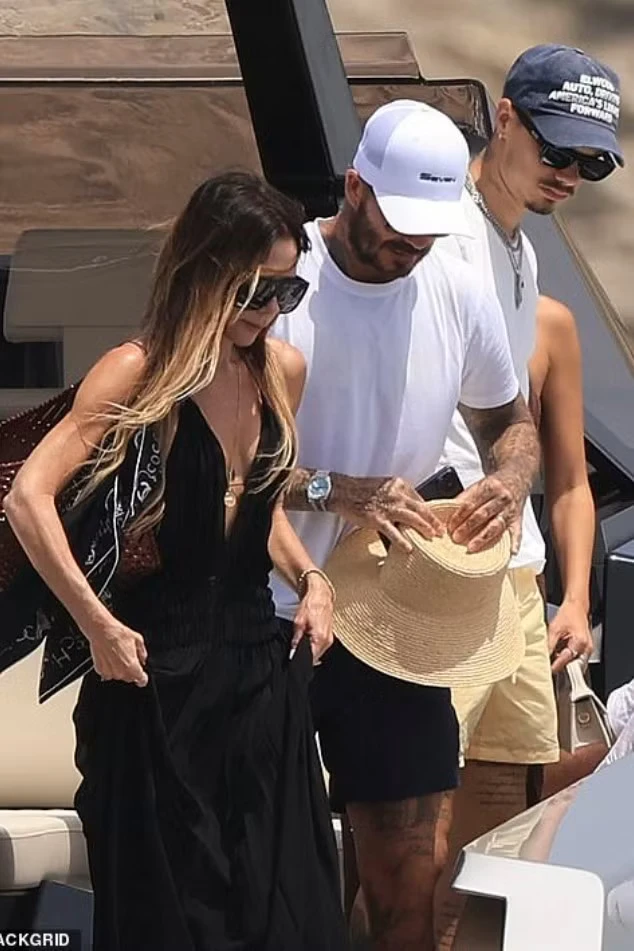 Cả nhà Beckham lại gây chú ý sau World Cup