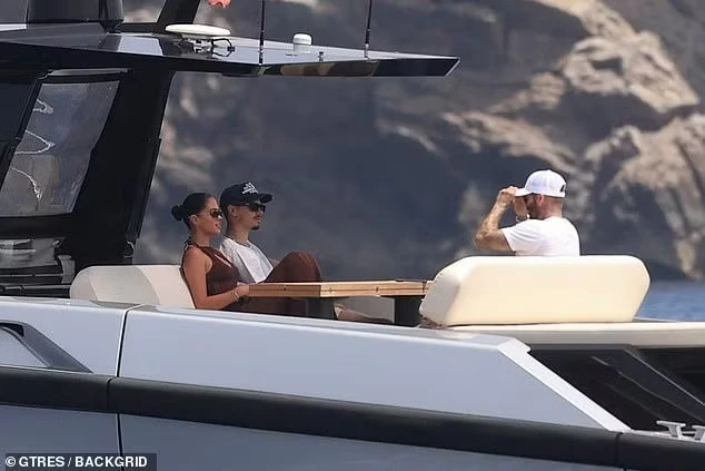 Cả nhà Beckham lại gây chú ý sau World Cup