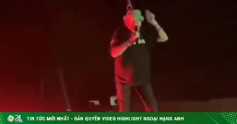 Ca sĩ bất tỉnh khi đang biểu diễn, bị treo lơ lửng trên sân khấu