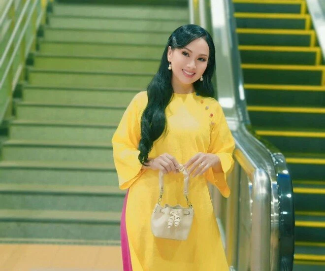 Ca sĩ Hà Phương lấy tỷ phú: "Áp lực chứ, chồng thành đạt thì cũng nhiều bóng hồng vây quanh"