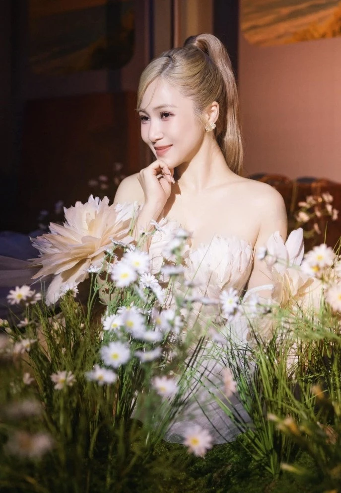 Ca sĩ Hương Tràm tuổi 31 độc thân sau đổ vỡ, ám ảnh vì lời miệt thị Ca sĩ Hương Tràm tuổi 31 độc thân sau đổ vỡ, ám ảnh vì lời miệt thị