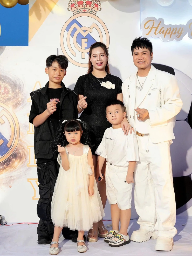 Ca sĩ Lương Gia Huy U50 viên mãn hôn nhân, yêu chiều vợ trẻ kém 18 tuổi