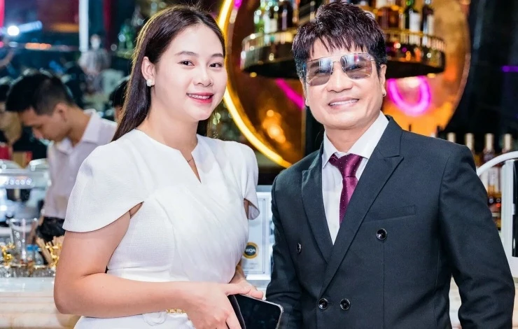 Ca sĩ Lương Gia Huy U50 viên mãn hôn nhân, yêu chiều vợ trẻ kém 18 tuổi