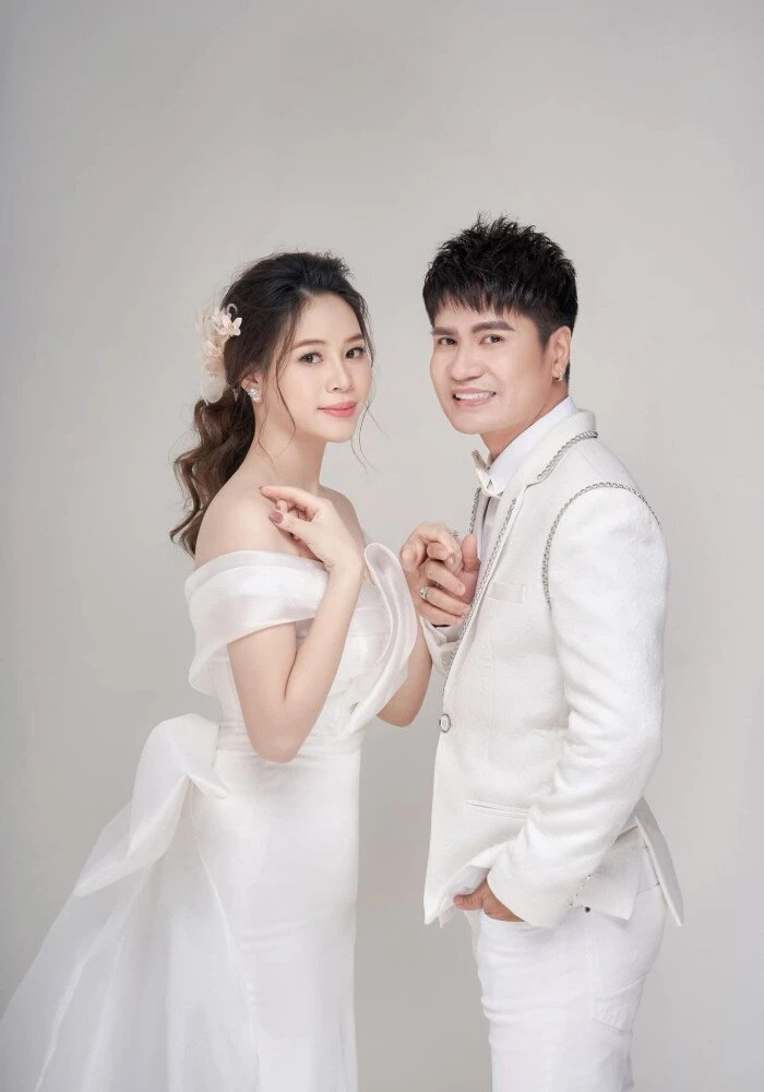 Ca sĩ Lương Gia Huy U50 viên mãn hôn nhân, yêu chiều vợ trẻ kém 18 tuổi