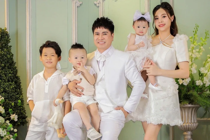 Ca sĩ Lương Gia Huy U50 viên mãn hôn nhân, yêu chiều vợ trẻ kém 18 tuổi