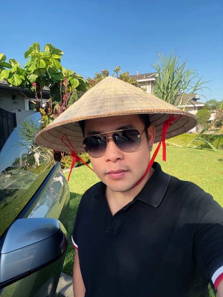 Ca sĩ Quang Lê tưới cây, thưởng thức quả trong vườn nhà triệu đô ở Mỹ Ca sĩ Quang Lê tưới cây, thưởng thức quả trong vườn nhà triệu đô ở Mỹ