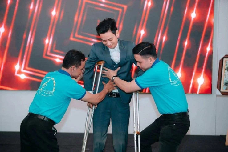 Ca sĩ Việt bị gãy xương đùi, suy thận mạn tính, phải bán nhà chữa bệnh, bỏ dở nghiệp ca hát ở tuổi 34