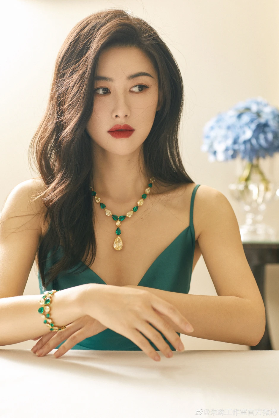 Camera thường "bóc trần" nhan sắc thật gây sốc của mỹ nhân showbiz đang bị 99,9% đàn ông từ chối Camera thường "bóc trần" nhan sắc thật gây sốc của mỹ nhân showbiz đang bị 99,9% đàn ông từ chối