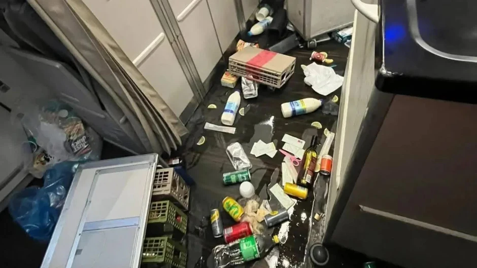 Cận cảnh bên trong chuyến bay Cathay Pacific “rơi tự do”: 10 người bị thương, hành khách la hét thất thanh trong hoảng loạn
