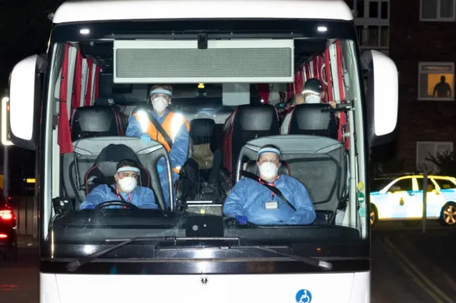 Cận cảnh hình ảnh "giải cứu" hành khách từ du thuyền bùng phát virus Hanta: Công tác bảo hộ nghiêm ngặt, phải cách ly 45 ngày
