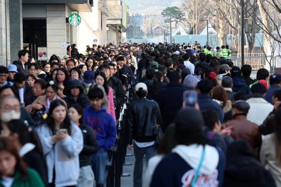 Cảnh sát chặn người mang dao, súng điện vì đêm nhạc BTS