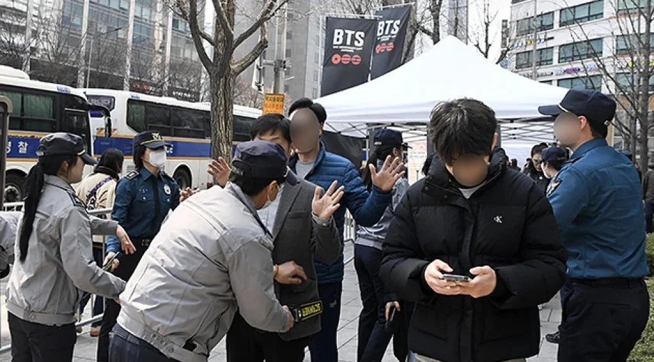 Cảnh sát chặn người mang dao, súng điện vì đêm nhạc BTS