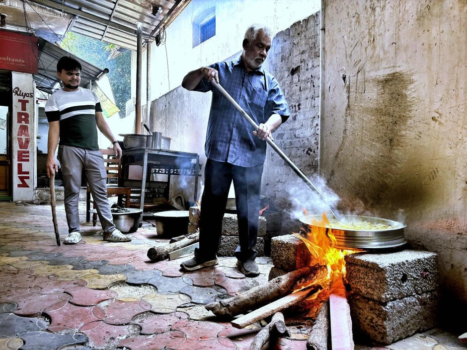 Cảnh tượng chưa từng thấy ở Ấn Độ: Khắp đường phố "xuyên không" về thời đồ đá, người dân phải dùng nguyên liệu thô sơ nhất để nấu ăn