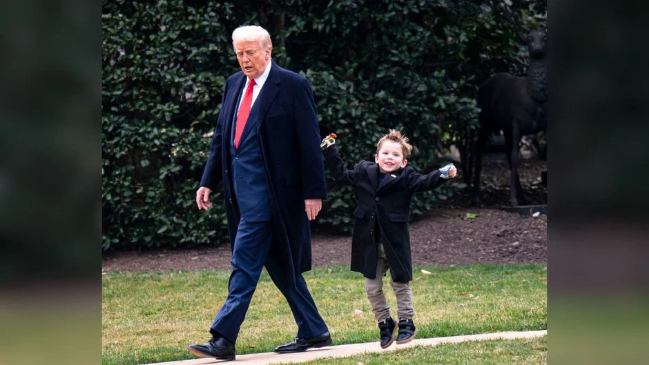 Cậu bé 6 tuổi X Æ A-Xii Musk tiếp tục “chiếm spotlight” bên ông Trump, loạt hành động tại Nhà Trắng khiến mạng xã hội bùng nổ Cậu bé 6 tuổi X Æ A-Xii Musk tiếp tục “chiếm spotlight” bên ông Trump, loạt hành động tại Nhà Trắng khiến mạng xã hội bùng nổ