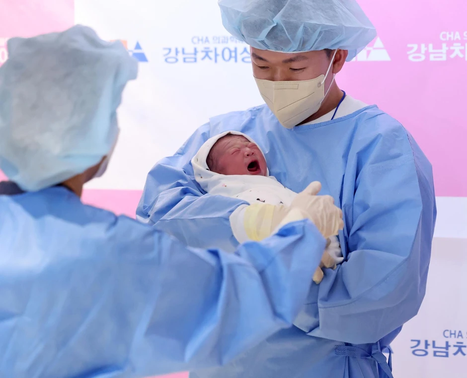 Cậu bé vừa chào đời đã được gọi là "phép màu", cả làng treo băng rôn ăn mừng vì lý do không ngờ