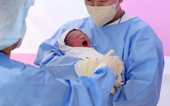 Cậu bé vừa chào đời đã được gọi là "phép màu", cả làng treo băng rôn ăn mừng vì lý do không ngờ