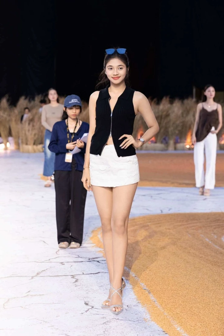 Chân dung Á hậu đậu casting phim Trại buôn người nhờ màn tẩy trang, khoe mặt mộc