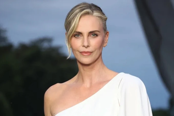 Charlize Theron kể lại đêm kinh hoàng khi mẹ bắn chết cha để tự vệ Charlize Theron kể lại đêm kinh hoàng khi mẹ bắn chết cha để tự vệ