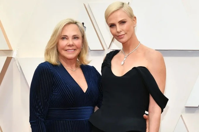 Charlize Theron kể lại đêm kinh hoàng khi mẹ bắn chết cha để tự vệ Charlize Theron kể lại đêm kinh hoàng khi mẹ bắn chết cha để tự vệ