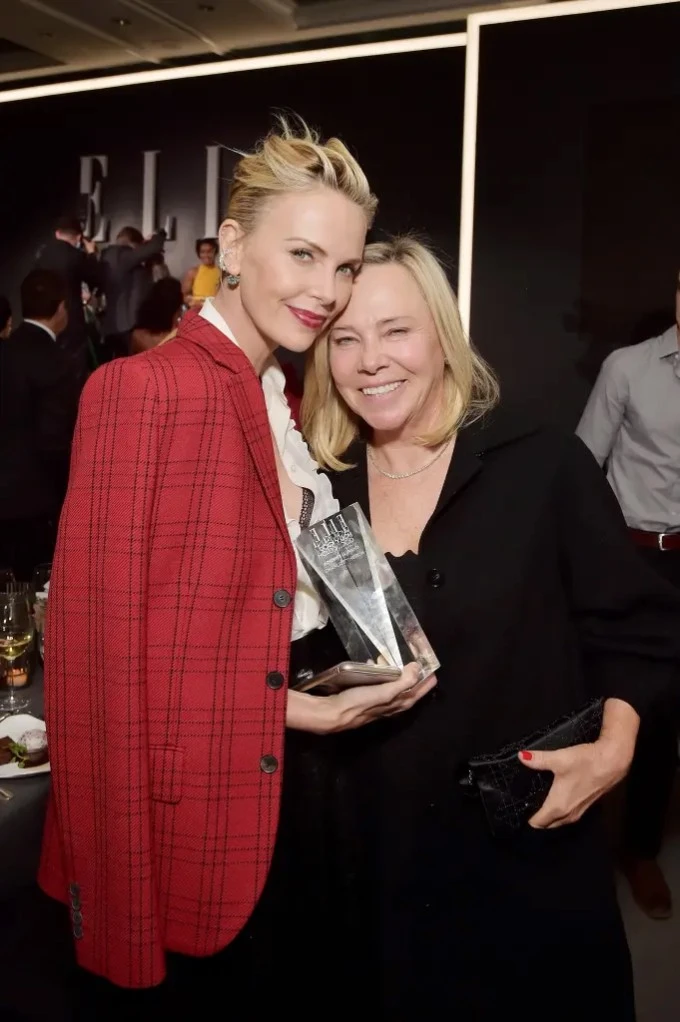 Charlize Theron kể lại đêm kinh hoàng khi mẹ bắn chết cha để tự vệ Charlize Theron kể lại đêm kinh hoàng khi mẹ bắn chết cha để tự vệ