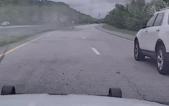 Chạy trốn cảnh sát ở tốc độ 225 km/h, ôtô lật ngửa trên cao tốc
