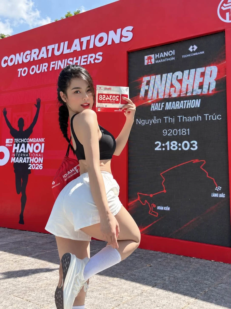 Check-in giải chạy, hot gymer tạo dáng chấn động khiến CĐM thích thú