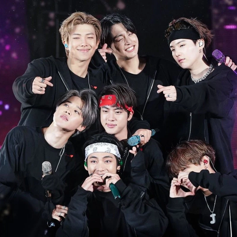 Chi chít người phủ kín nửa quả đồi chỉ để xem BTS, cảnh tượng khiến ai nhìn cũng nổi da gà Chi chít người phủ kín nửa quả đồi chỉ để xem BTS, cảnh tượng khiến ai nhìn cũng nổi da gà