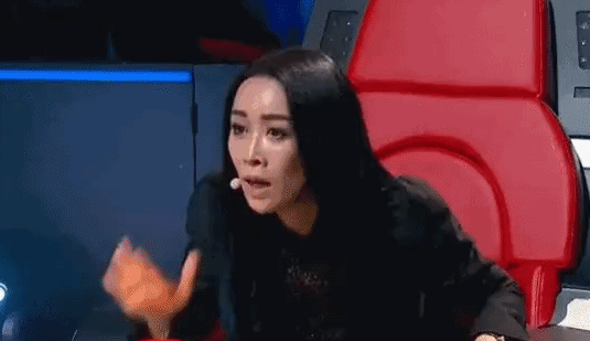 Chị đại The Voice bắt trợ lý đứng quạt hàng giờ đồng hồ vì sợ nóng, lật giở "bệnh án ngôi sao" mà phát hoảng