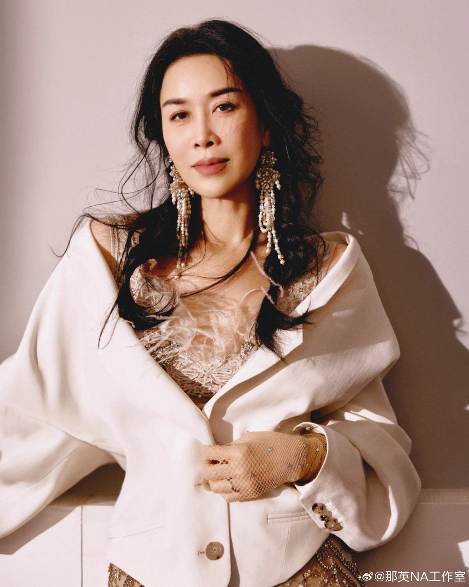 Chị đại The Voice bắt trợ lý đứng quạt hàng giờ đồng hồ vì sợ nóng, lật giở "bệnh án ngôi sao" mà phát hoảng