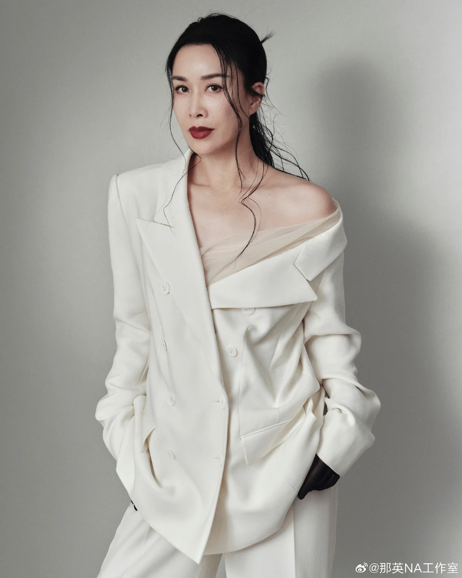 Chị đại The Voice bắt trợ lý đứng quạt hàng giờ đồng hồ vì sợ nóng, lật giở "bệnh án ngôi sao" mà phát hoảng