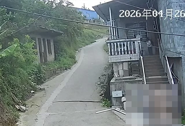Chi tiết bất thường ở nhà hàng xóm khiến người đàn ông vội gọi cảnh sát: Kịp thời cứu mạng 2 trẻ nhỏ