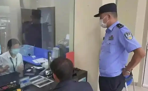 Cho bạn vay 460 triệu đồng, 1 ngày sau người đàn ông đòi lại nhưng đối phương không trả, toà tuyên bố: Ngân hàng phải trả 30%