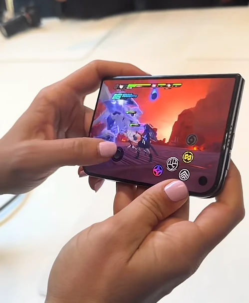 Choáng ngợp khi chơi game với iPhone Duo: Chuyển cảnh "mượt" không vết xước thế này thì game thủ nào chịu nổi?