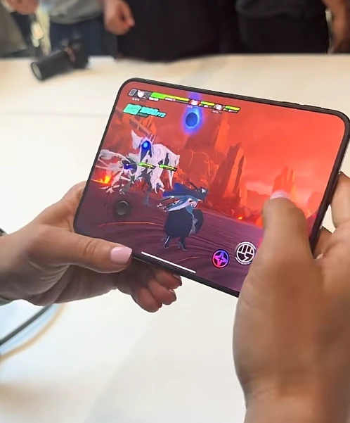 Choáng ngợp khi chơi game với iPhone Duo: Chuyển cảnh "mượt" không vết xước thế này thì game thủ nào chịu nổi?