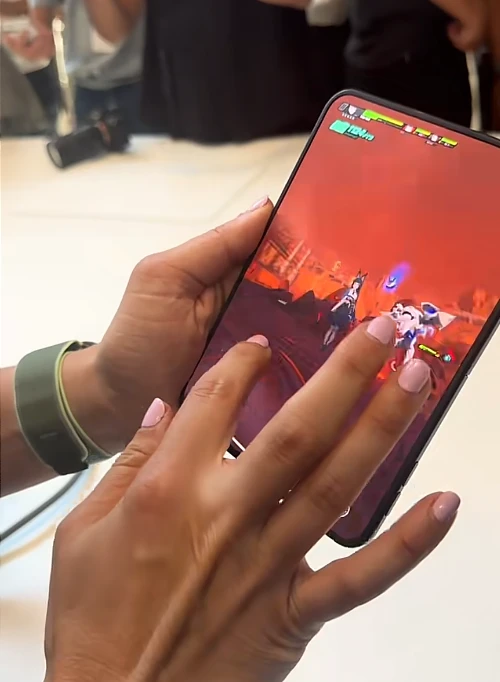 Choáng ngợp khi chơi game với iPhone Duo: Chuyển cảnh "mượt" không vết xước thế này thì game thủ nào chịu nổi?