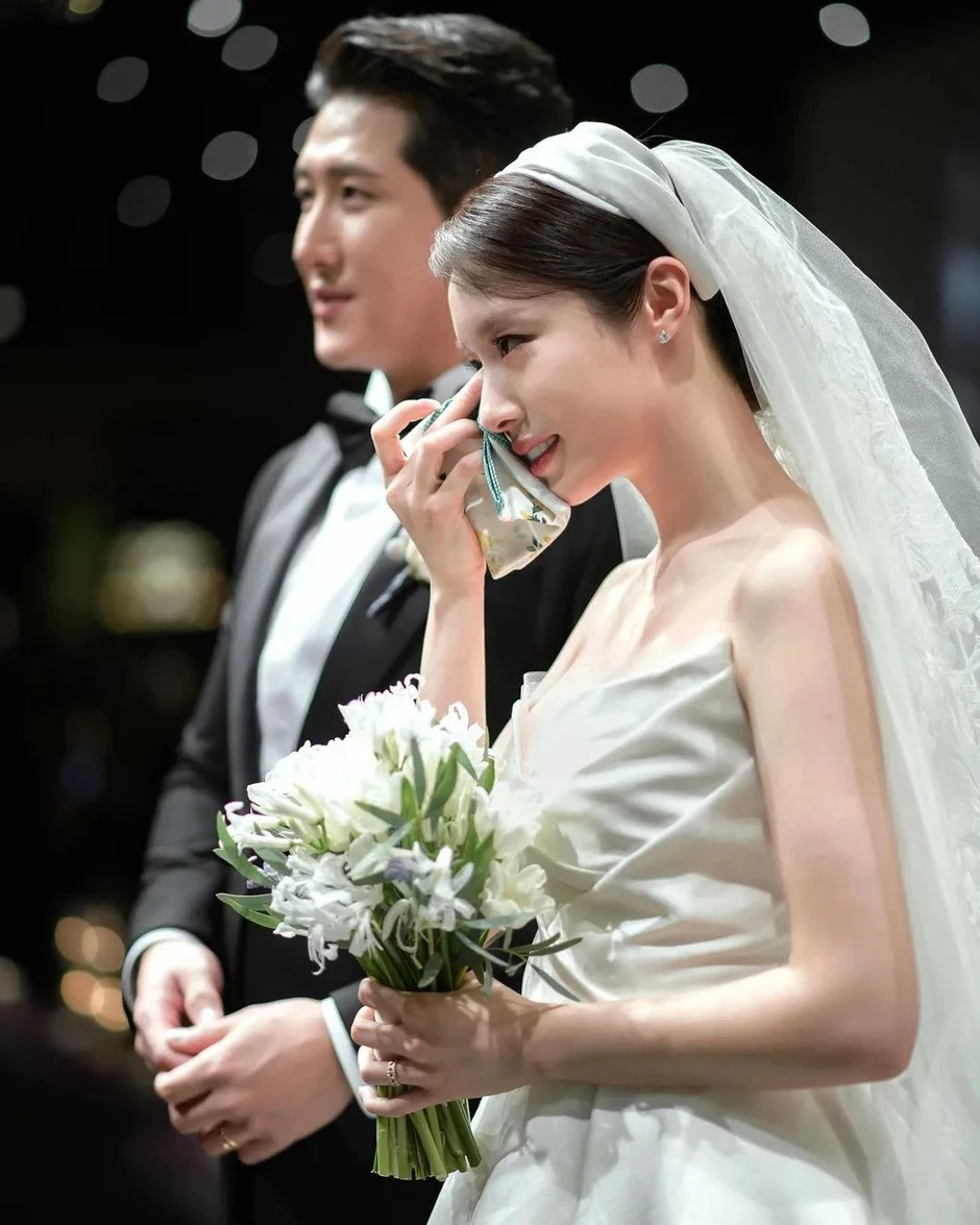 Chồng cầu thủ của mỹ nhân showbiz lộ ảnh ngoại tình với gái lạ ở bar, hôn nhân không thể cứu vãn