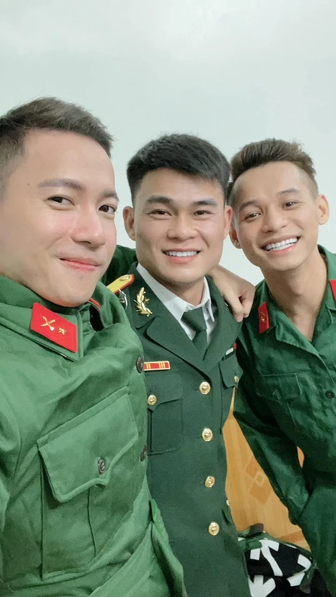 Chồng sắp cưới Hòa Minzy được khen ngoại hình rắn rỏi, đẹp trai