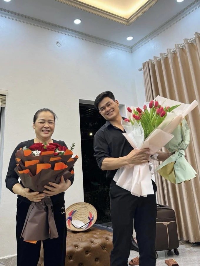Chồng sắp cưới Hòa Minzy được khen ngoại hình rắn rỏi, đẹp trai