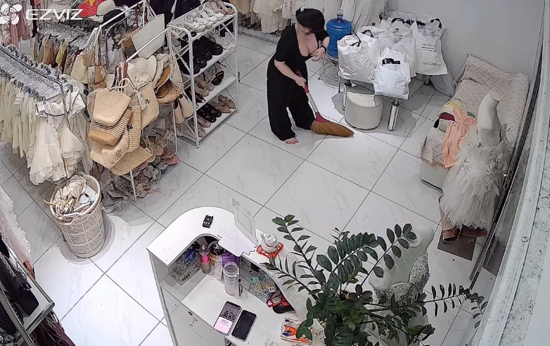 Chủ shop thời trang gây ấn tượng với loạt khoảnh khắc leo núi