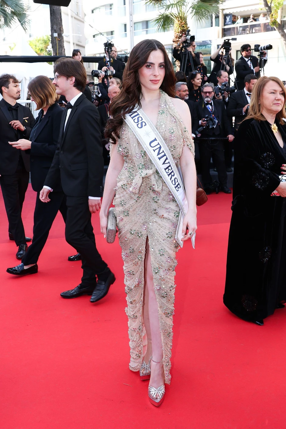Chưa từng thấy Hoa hậu đi thảm đỏ Cannes phải đeo sash vì sợ không ai biết, nào ngờ vẫn nhận về cái kết ê chề!
