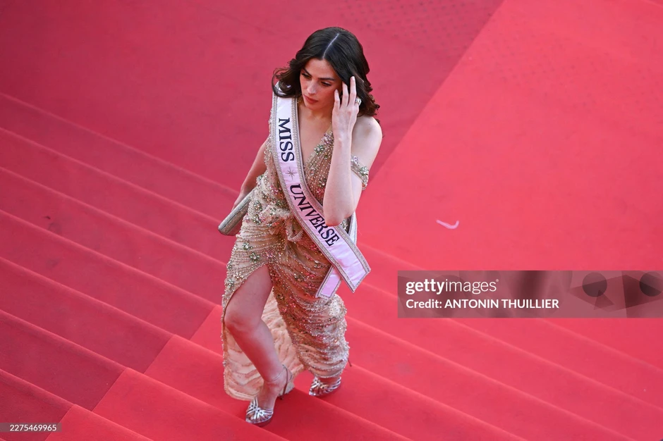 Chưa từng thấy Hoa hậu đi thảm đỏ Cannes phải đeo sash vì sợ không ai biết, nào ngờ vẫn nhận về cái kết ê chề!