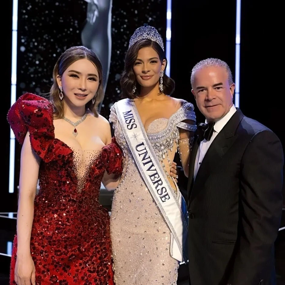 Chưa từng thấy Hoa hậu đi thảm đỏ Cannes phải đeo sash vì sợ không ai biết, nào ngờ vẫn nhận về cái kết ê chề!