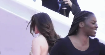 Chưa từng thấy Hoa hậu đi thảm đỏ Cannes phải đeo sash vì sợ không ai biết, nào ngờ vẫn nhận về cái kết ê chề!