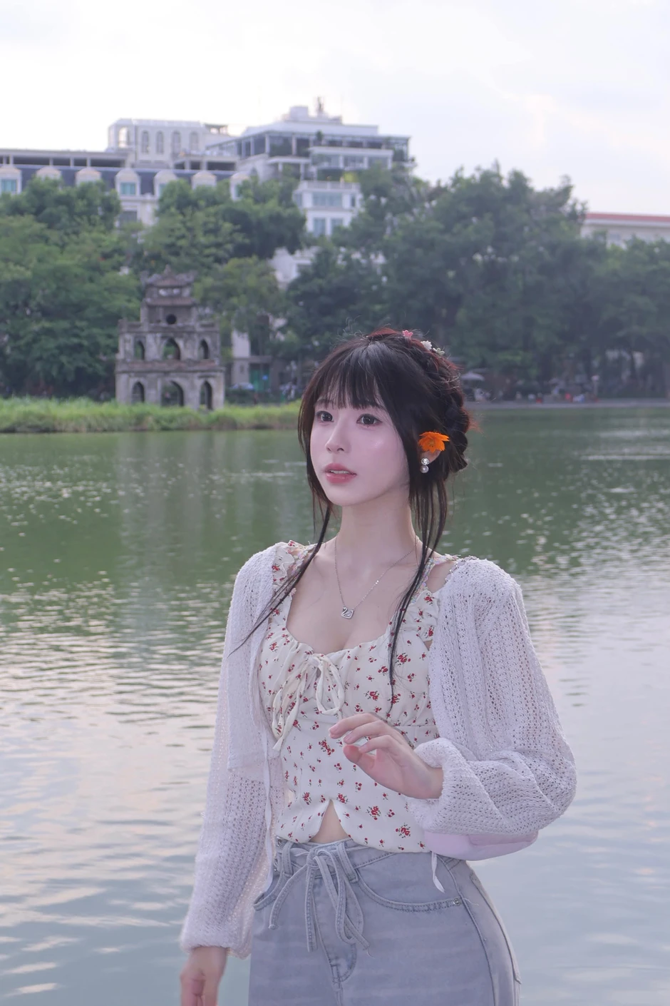 Chụp ảnh ở Hồ Gươm, bộ ảnh của cô nàng hot girl bất ngờ viral khắp MXH Chụp ảnh ở Hồ Gươm, bộ ảnh của cô nàng hot girl bất ngờ viral khắp MXH
